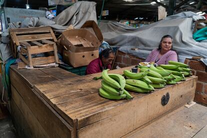 Una vendedora en uno de los mercados más importantes de Pasto, esperando que la clientela suba en los próximos días.