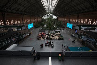 Pasajeros en el interior de la Estación de Atocha.