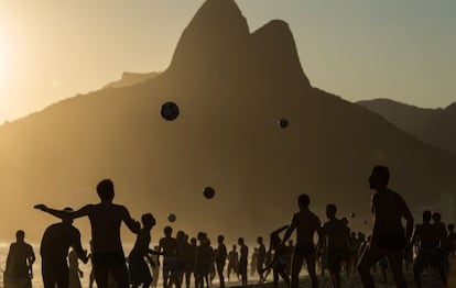 Un grupo de jóvenes juegan al fútbol en la playa de Ipanema, en Brasil, en enero de 2019.