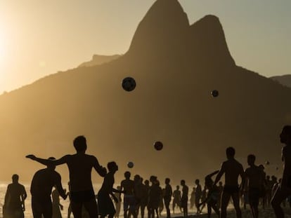 Un grupo de jóvenes juegan al fútbol en la playa de Ipanema, en Brasil, en enero de 2019.