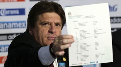 Miguel Herrera mostra a lista dos jogadores que irão à Copa.