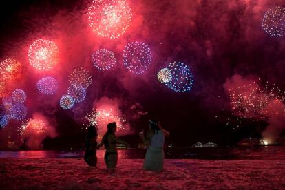 Tres joves a la platja de Copacabana (Rio de Janeiro), durant les celebracions.