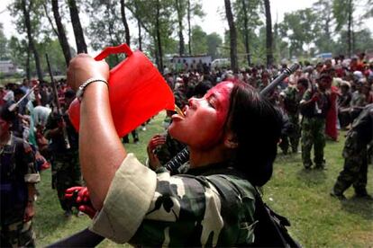 Una guerrillera maoísta bebe agua en Butwal, a 230 kilómetros de Katmandú.