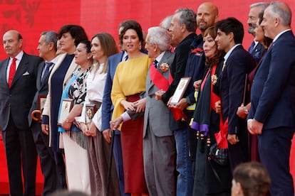 La presidenta de la Comunidad de Madrid, Isabel Díaz Ayuso, junto a personalidades y  galardonados con las Grandes Cruces de la Orden del 2 de Mayo este viernes