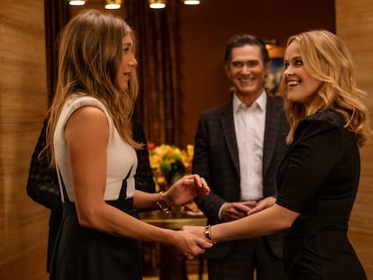 Jennifer Aniston (izquierda), Billy Crudup y Reese Witherspoon, en la segunda temporada de 'The Morning Show'.