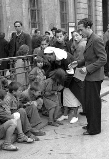 Madrid, 1 de noviembre de 1940. Auxilio Social recoge a niños mendigos.