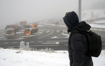 La entrada de esta masa de aire polar por el noroeste de la Península provocará nieves que supondrán la alerta amarilla (riesgo) en las provincias de Huesca, Cantabria, León, Lleida, Lugo, Orense y Asturias. En la imágen, un excursionista observa varias máquinas quitanieves en el Puerto de Navacerrada, donde la temperatura he llegado a dos grados bajo cero, con niebla.