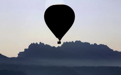 Un globo aerostático durante el vuelo inaugural de la European Balloon Festival, en Igualada.