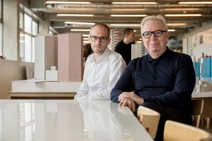 Simon Kretz y David Chipperfield, discípulo y mentor, respectivamente, de la Iniciativa Artística Rolex. (Foto: Rolex)