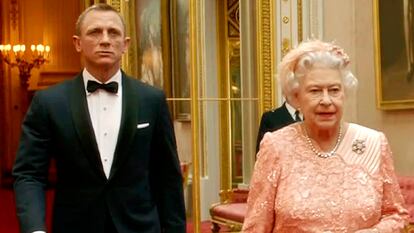 Durante la gala de inauguración de los Juegos Olímpicos de Londres 2012, la reina Isabel II participó en un 'sketch' junto a Daniel Craig, el último actor encargado de dar vida en el cine a James Bond.