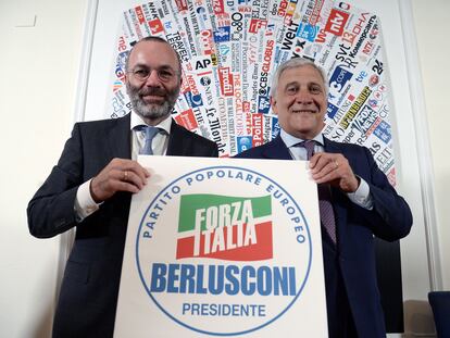 Manfred Weber y Antonio Tajani sostenían este martes en Roma un cartel de la candidatura de Berlusconi.