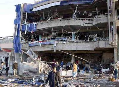 Varios iraquíes rastrean los escombros de un edificio de Kirkuk dañado ayer por la explosión de una bomba.
