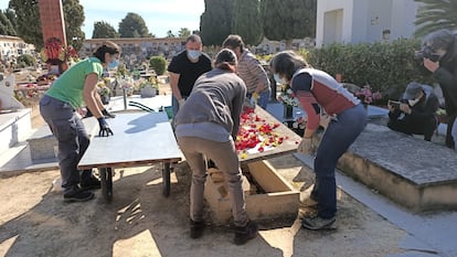 Un grupo de personas levanta una lápida en el cementerio de Paterna (Valencia), el pasado 21 de abril.