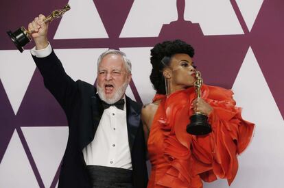 Hannah Beachler y Jay Hart celebran su Oscar a mejor diseño de producción por 'La favorita'.