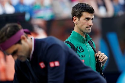 Federer y Djokovic, antes de medirse hace dos años en Melbourne.