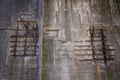 Detalle del mal estado de las estructuras en el exterior de la torre de refrigeración, donde el forjado del hormigón ha quedado desnudo.