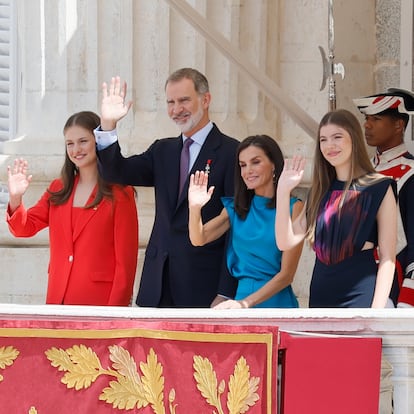 MADRID, 19/06/2024.- (De i a d) La princesa de Asturias, el rey Felipe VI, la reina Letizia, y la infanta Sofía saludan desde el balcón del Palacio Real en Madrid donde se conmemora el décimo aniversario del reinado de Felipe VI, este miércoles. El rey Felipe VI, junto a la reina Letizia y sus hijas, conmemora el décimo aniversario de su reinado con el relevo solemne de la Guardia Real, la imposición de condecoraciones a ciudadanos desconocidos y un almuerzo institucional, todo ello en el Palacio Real de Madrid, donde el broche a la jornada va a ser un concierto a cargo de la banda de música de la Guardia Real y del violinista Ara Malikian. EFE/ Ballesteros