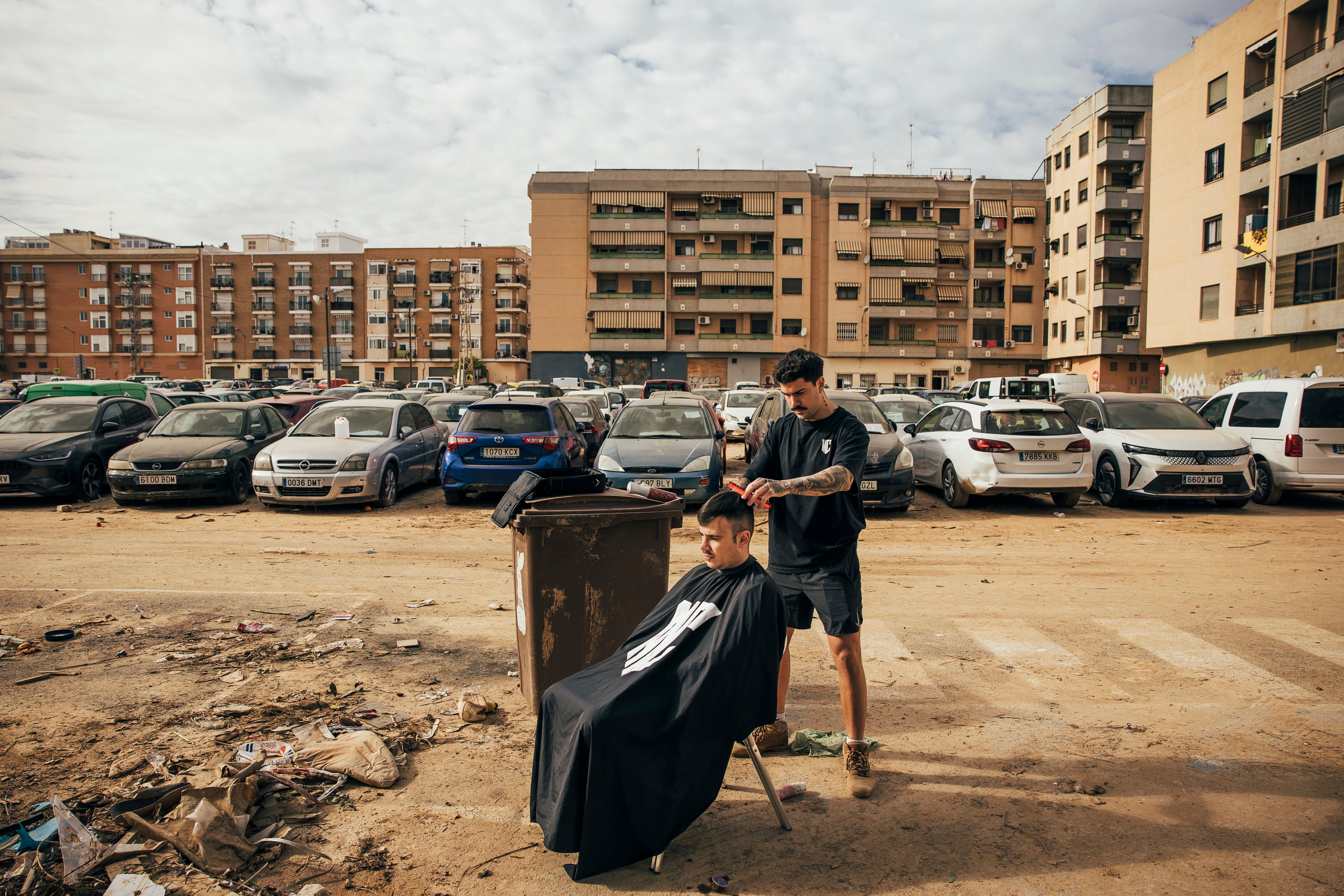 Un peluquero de Alfafar cortaba el pelo gratis en la calle a los vecinos el pasado martes 12 de noviembre. 