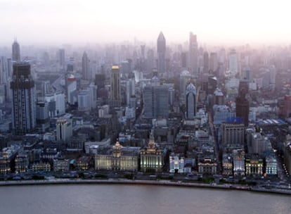 Rascacielos de Shanghai sobre el fondo del cielo, junto al río Huangpu