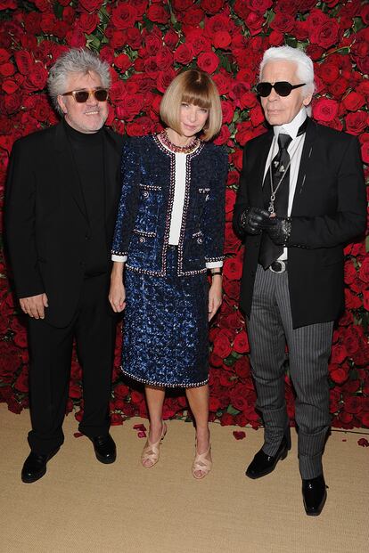Pedro posa junto a Anna Wintour, de Chanel Alta Costura, y Karl Lagerfeld.