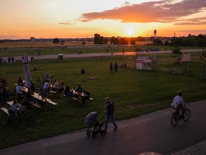 Varias personas caminan por el aeropuerto de Tempelhof en Berlín, Alemania, el 16 de julio.