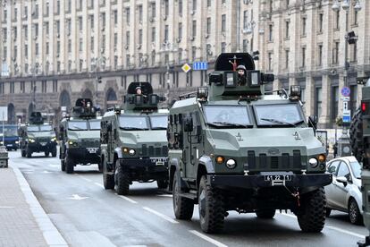 Vehículos militares ucranios pasan por la plaza de la Independencia en el centro de Kiev. Rusia justificó en el Consejo de Seguridad de la ONU, en Nueva York, su decisión de intervenir en Ucrania por las supuestas "provocaciones" de Kiev y la situación de la población del Donbás, y subrayó que no busca una "ocupación" del país vecino.