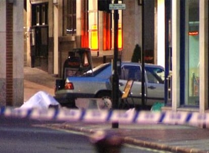 La policía de Londres desactiva una bomba en el centro de la ciudad. En la imagen, el coche que contenía el explosivo