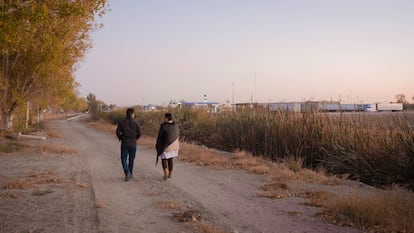 Gael García Bernal y Yásnaya Aguilar, en el primer episodio de 'El tema'.