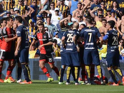 Jugadores de Newell&#039;s y Central se pelean en un cl&aacute;sico jugado en Arroyito.