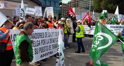 Los examinadores de Tráfico, concentrados ante la DGT, este mes.