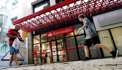 FILE PHOTO: People walk past a Banco Santander branch in Rio de Janeiro, Brazil April 29, 2019. REUTERS/Sergio Moraes/File Photo