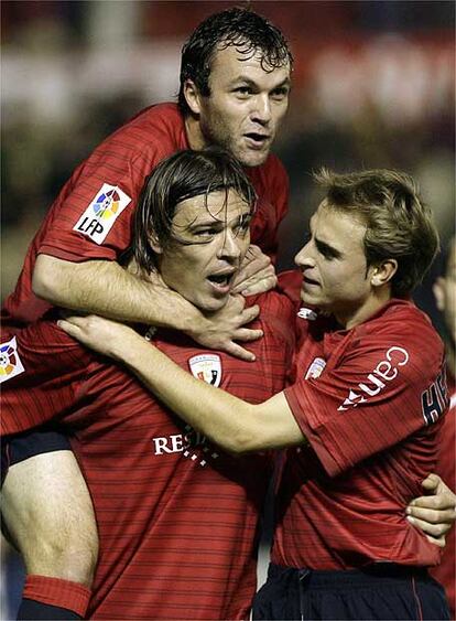 Los jugadores de Osasuna abrazan a Milosevic