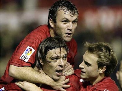 Los jugadores de Osasuna abrazan a Milosevic