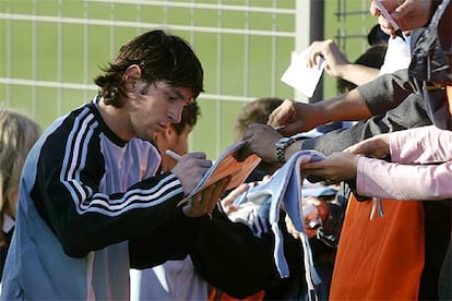 Messi firma autógrafos a los aficionados tras una sesión preparatoria.