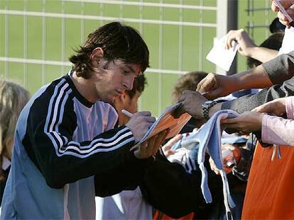 Messi firma autógrafos a los aficionados tras una sesión preparatoria.