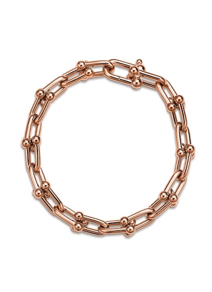 La colección ‘Tiffany HardWear’, de Tiffany & Co, tiene el mérito de e el nuevo icono de la firma neoyorkina. Ahora, acaban de lanzar esta pulsera en oro rosa que promete acaparar todas las miradas con su espíritu minimalista y chic. 7.100 €