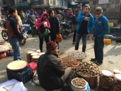 Jordi Roca y Carlos Soria, en el mercado del barrio de Thamel, en Katmandú.