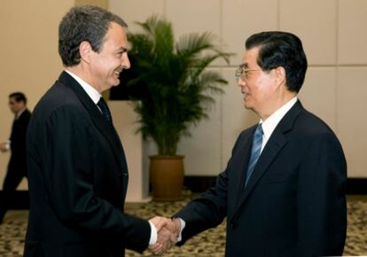 Zapatero saluda al presidente chino, Hu Jintao, al inicio del encuentro bilateral entre España y China.