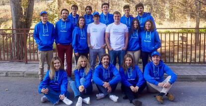Los fundadores de Payflow, Benoît Menardo y Avinash Sukhwani (centro con camiseta blanca), junto al resto del equipo de la 'fintech'.