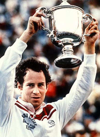 McEnroe alza el trofeo de ganador del Open de EE UU en 1984.