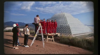 Los ocho elegidos para confinarse dos años en la Biosphere 2, ubicada tras ellos.