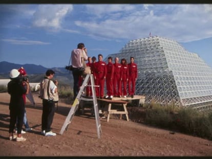 Los ocho elegidos para confinarse dos años en la Biosphere 2, ubicada tras ellos.