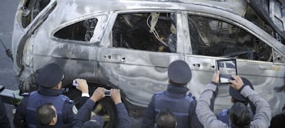 Polic&iacute;as sacan fotos a la escena de un crimen este enero en las afueras de M&eacute;xico DF.