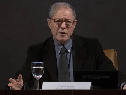 Félix de Azúa, este jueves durante su ponencia en el congreso de la Asale en Sevilla.