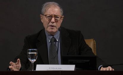 Félix de Azúa, este jueves durante su ponencia en el congreso de la Asale en Sevilla.