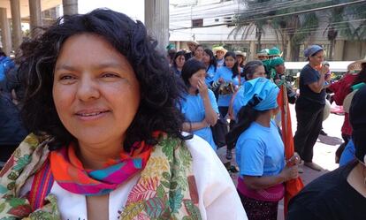 <span >Berta Cáceres, líder indígena hondureña asesinada el 3 de marzo de 2016. Una más entre tantas otras mujeres indigenas latinoamericanas asesinada por su compromiso en la lucha por la igualdad y la dignidad humanas.</span>