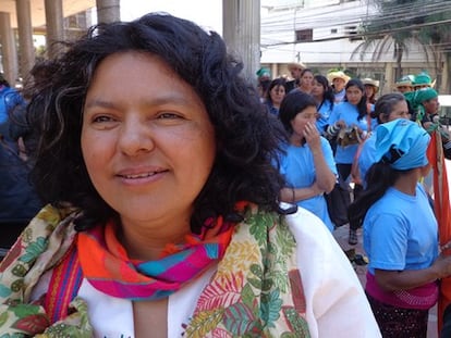 <span >Berta Cáceres, líder indígena hondureña asesinada el 3 de marzo de 2016. Una más entre tantas otras mujeres indigenas latinoamericanas asesinada por su compromiso en la lucha por la igualdad y la dignidad humanas.</span>