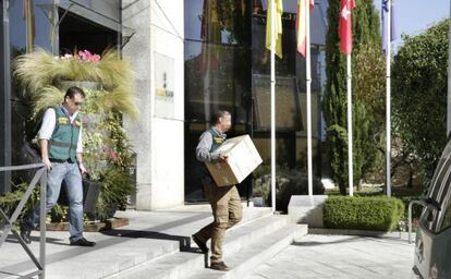 Agents de la Guàrdia Civil surten de l'Ajuntament de Collado Villalba.