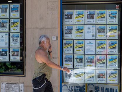 Un hombre pasa ante el escaparate de una inmobiliaria en Sevilla, el mes pasado.