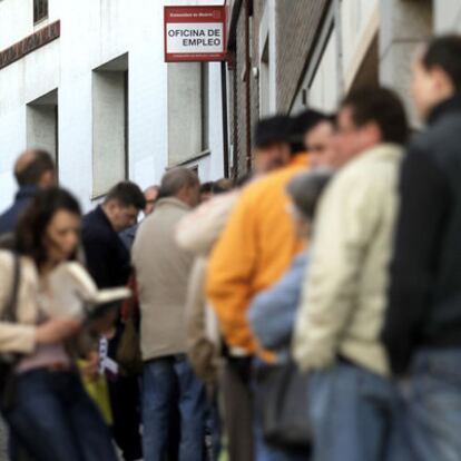 Cola de parados ante la Oficina de Empleo de la Comunidad en Arganda del Rey.